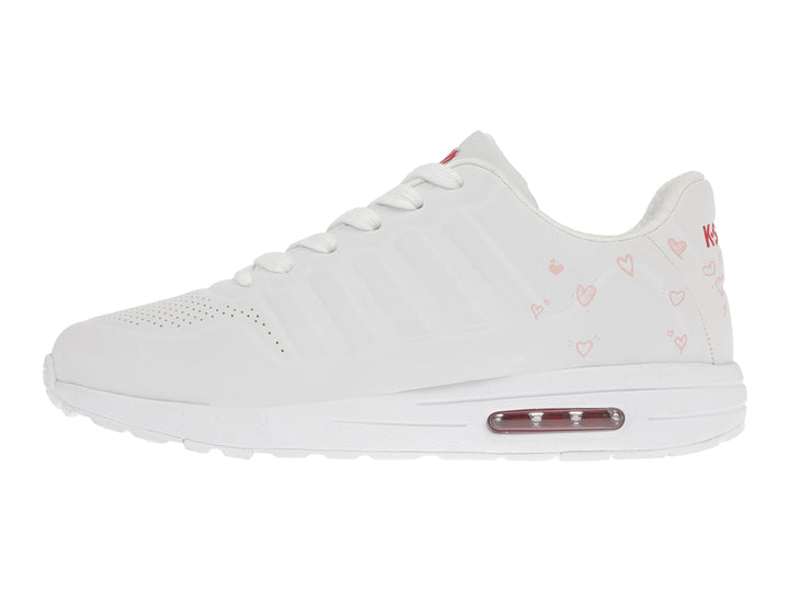 Tenis K-Swiss color blanco para mujer con detalles de corazones y logo en rojo, suela blanca con amortiguación visible.