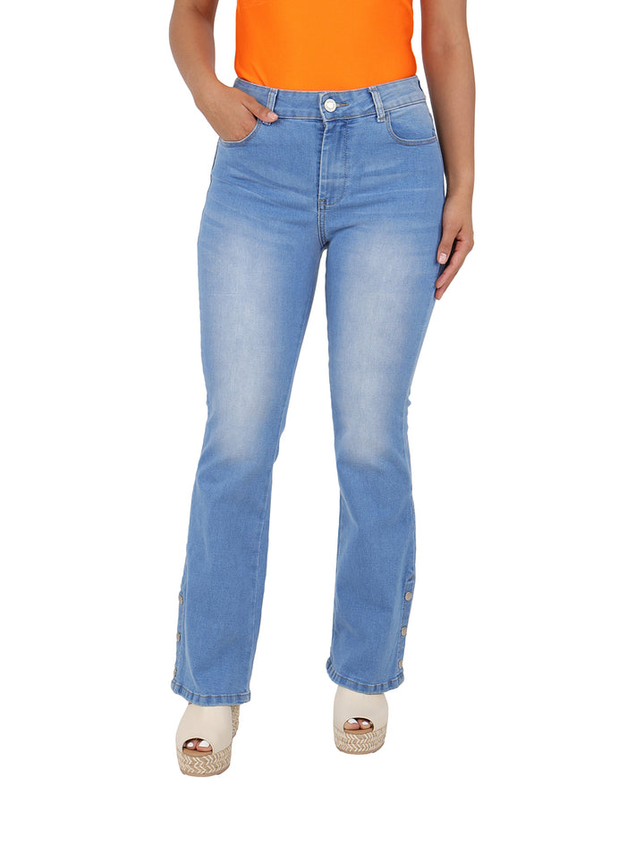 Jeans campana color azul claro con botones decorativos en los laterales inferiores.