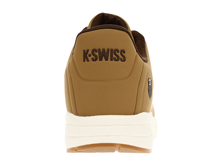 Tenis K-Swiss color miel con suela blanca y detalles en marrón.