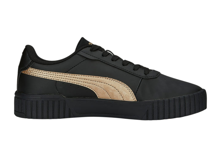 Tenis PUMA Carina 2.0 en color negro con franja dorada lateral y suela gruesa negra.