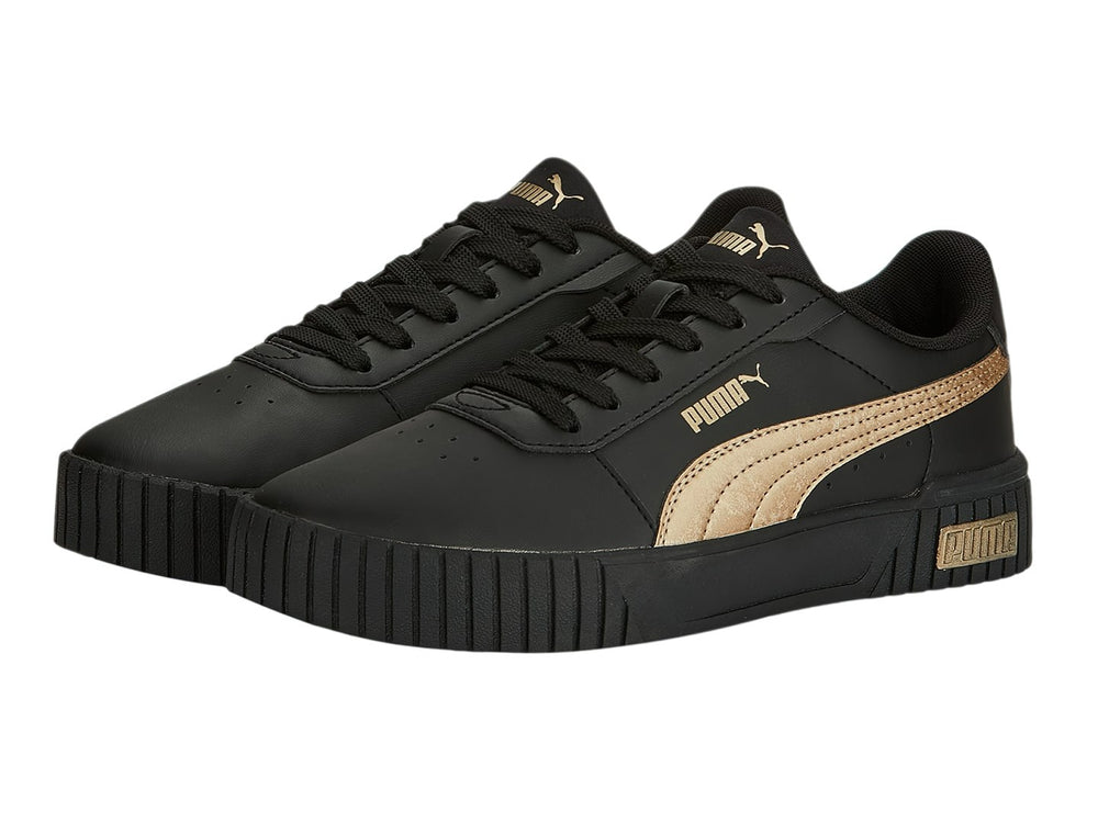 Tenis PUMA Carina 2.0 en color negro con franja dorada lateral y suela gruesa negra.
