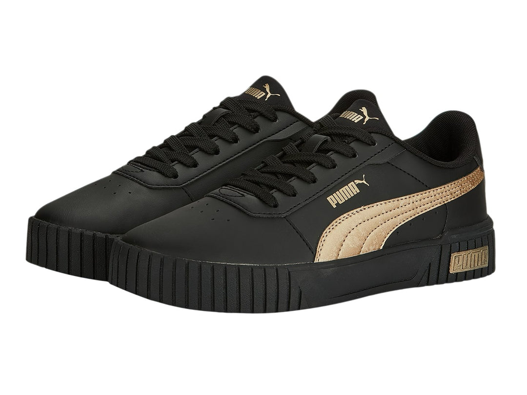 Tenis PUMA Carina 2.0 en color negro con franja dorada lateral y suela gruesa negra.