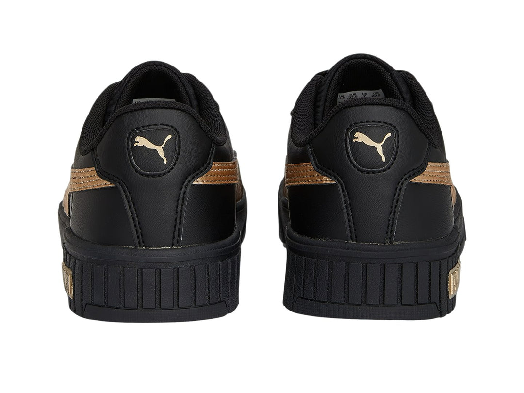 Tenis PUMA Carina 2.0 en color negro con franja dorada lateral y suela gruesa negra.
