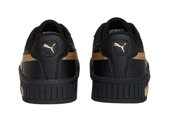 Tenis PUMA Carina 2.0 en color negro con franja dorada lateral y suela gruesa negra.
