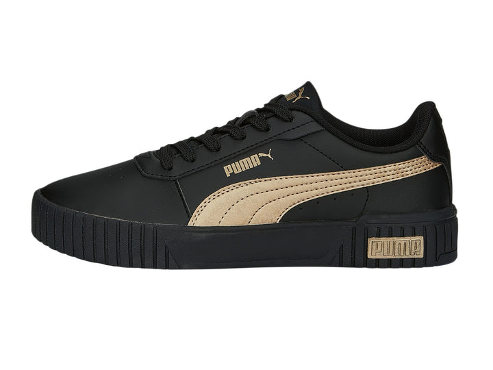 Tenis PUMA Carina 2.0 en color negro con franja dorada lateral y suela gruesa negra.