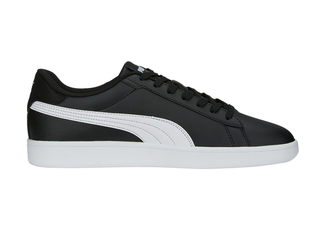 Tenis PUMA Smash 3.0 L en color negro con franja lateral y suela en color blanco.