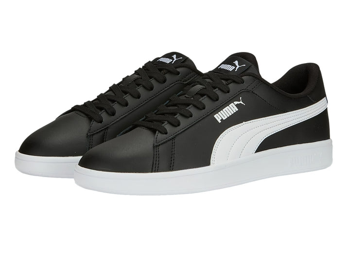 Tenis PUMA Smash 3.0 L en color negro con franja lateral y suela en color blanco.