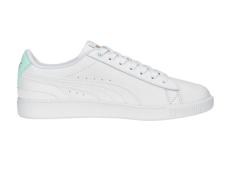 Tenis Puma blancos con detalle en verde menta en el talón, estilo deportivo y casual.
