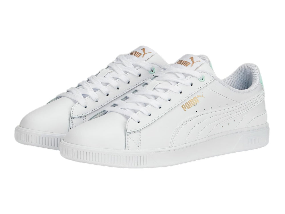 Tenis Puma blancos con detalle en verde menta en el talón, estilo deportivo y casual.