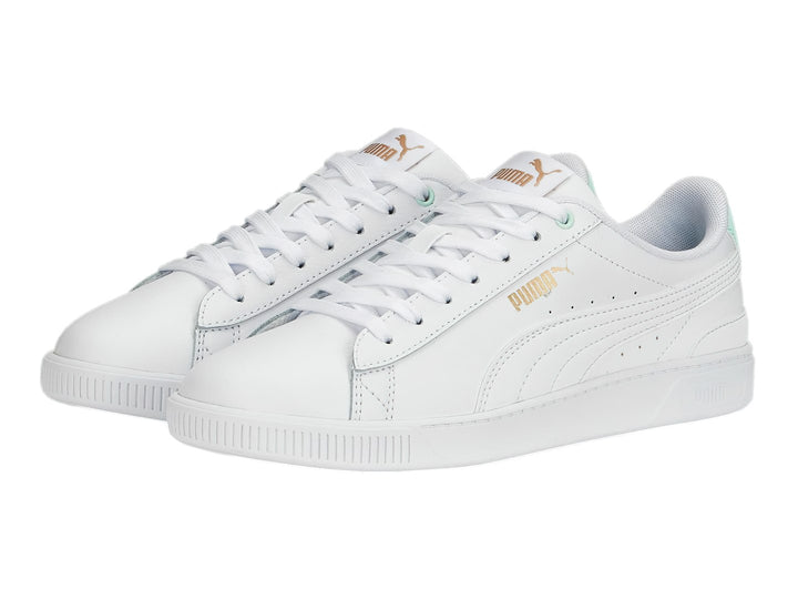 Tenis Puma blancos con detalle en verde menta en el talón, estilo deportivo y casual.