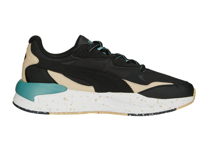 Tenis PUMA X-Ray Speed Open Road en color negro con detalles en beige, turquesa y suela blanca moteada.