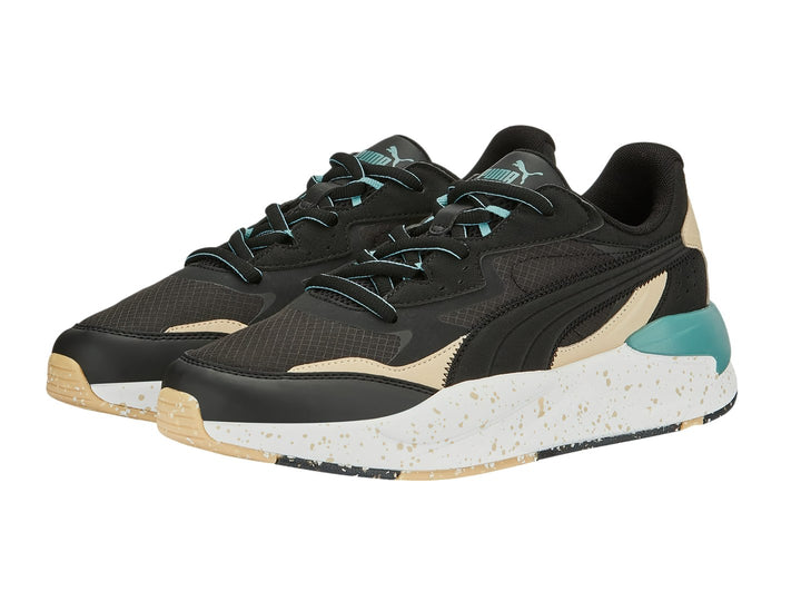 Tenis PUMA X-Ray Speed Open Road en color negro con detalles en beige, turquesa y suela blanca moteada.