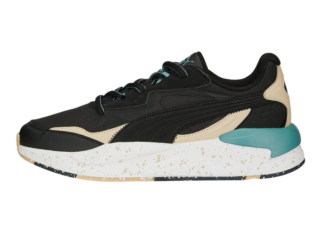 Tenis PUMA X-Ray Speed Open Road en color negro con detalles en beige, turquesa y suela blanca moteada.