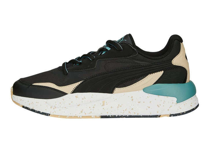 Tenis PUMA X-Ray Speed Open Road en color negro con detalles en beige, turquesa y suela blanca moteada.