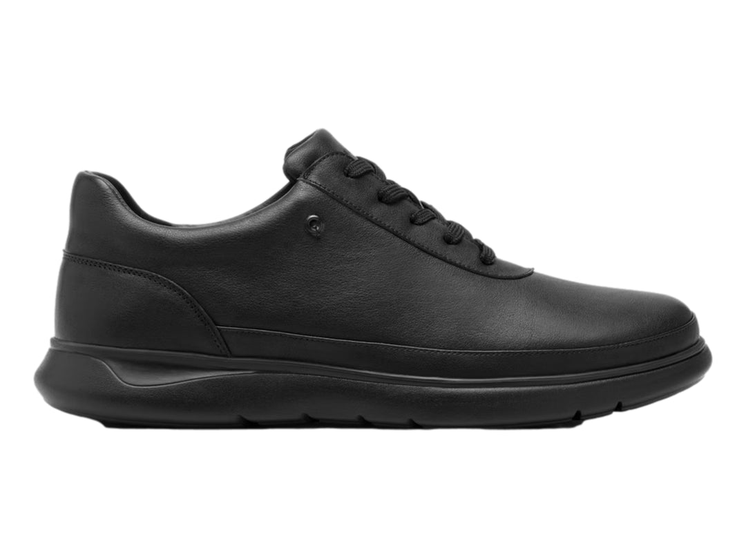 Zapato plano de color negro para hombre con cordones y suela gruesa.