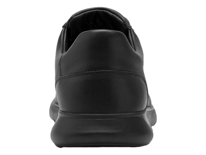 Zapato plano de color negro para hombre con cordones y suela gruesa.