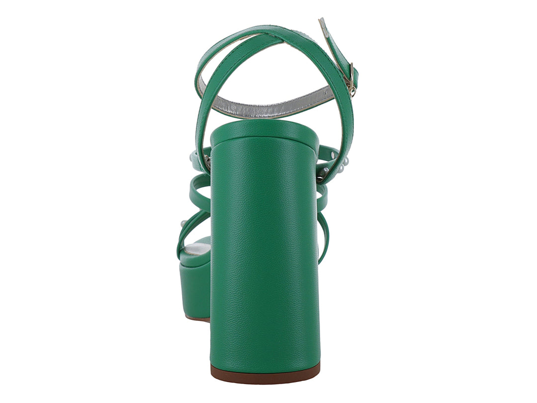 Sandalia verde de plataforma con tacón grueso, correas adornadas con perlas y un dije de concha dorada.