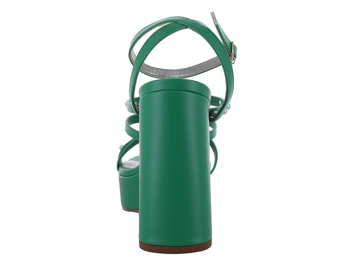 Sandalia verde de plataforma con tacón grueso, correas adornadas con perlas y un dije de concha dorada.