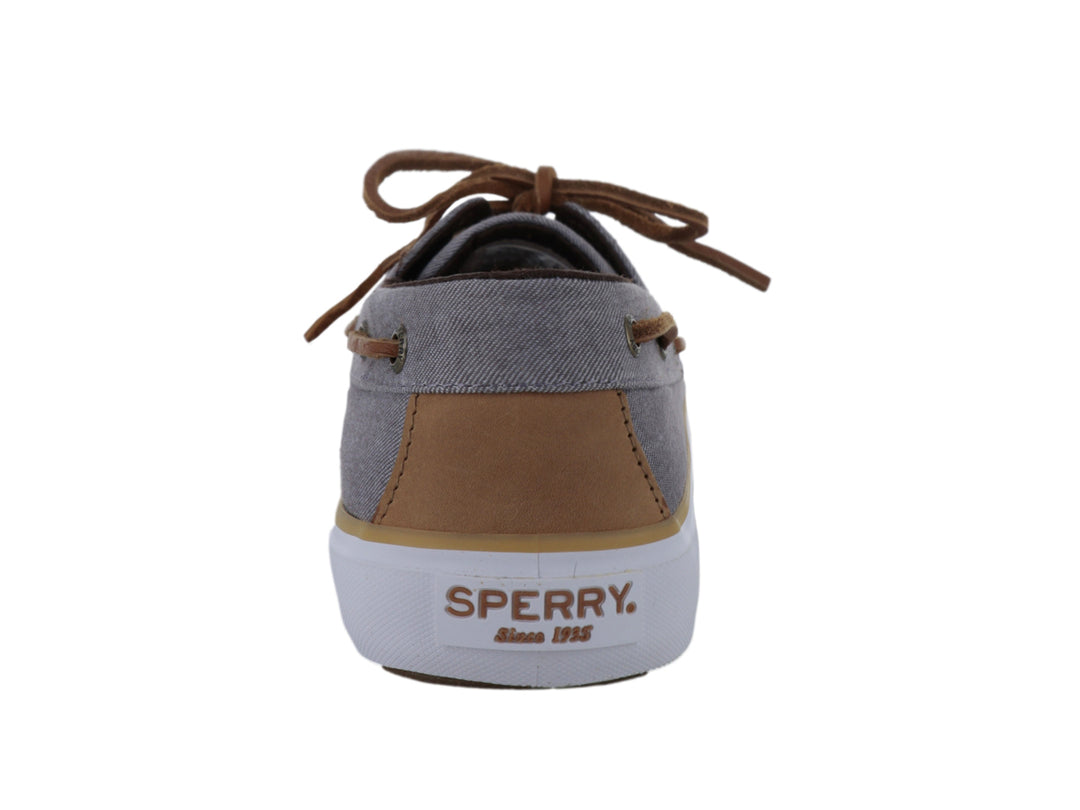 Zapato náutico Sperry de tela gris con cordones cafés y suela blanca.