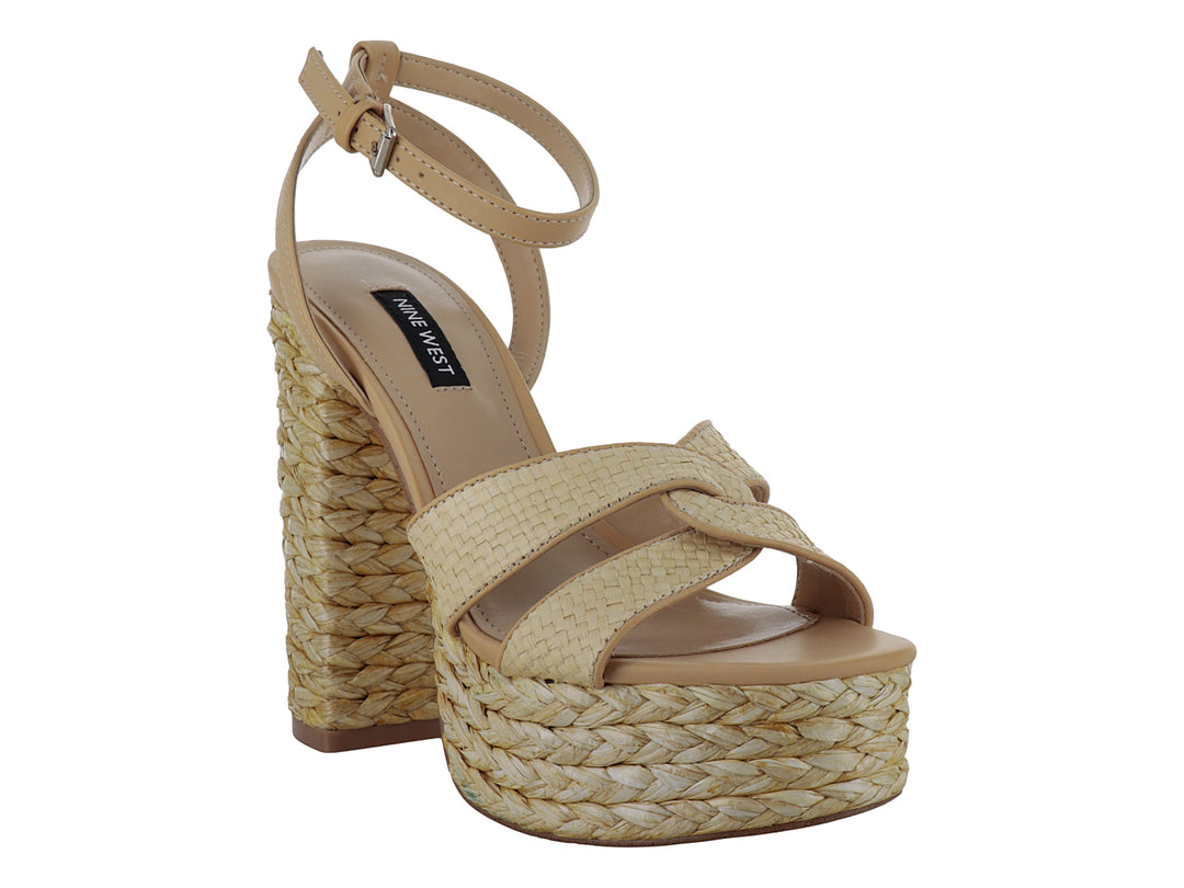 Sandalia Nine West color beige con plataforma y tacón grueso en textura trenzada y correa ajustable al tobillo.