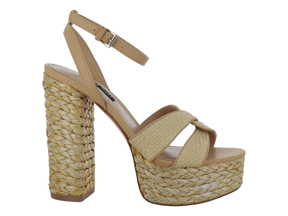 Sandalia Nine West color beige con plataforma y tacón grueso en textura trenzada y correa ajustable al tobillo.