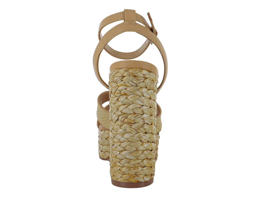 Sandalia Nine West color beige con plataforma y tacón grueso en textura trenzada y correa ajustable al tobillo.