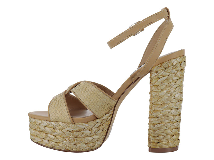 Sandalia Nine West color beige con plataforma y tacón grueso en textura trenzada y correa ajustable al tobillo.