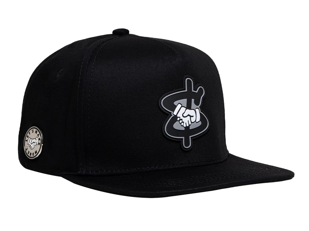 Gorra snapback color negro con visera plana y un parche bordado en el frente que muestra un apretón de manos.
