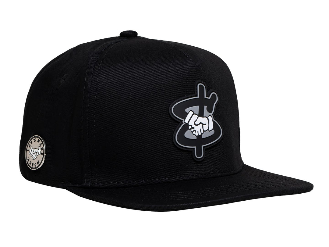 Gorra snapback color negro con visera plana y un parche bordado en el frente que muestra un apretón de manos.