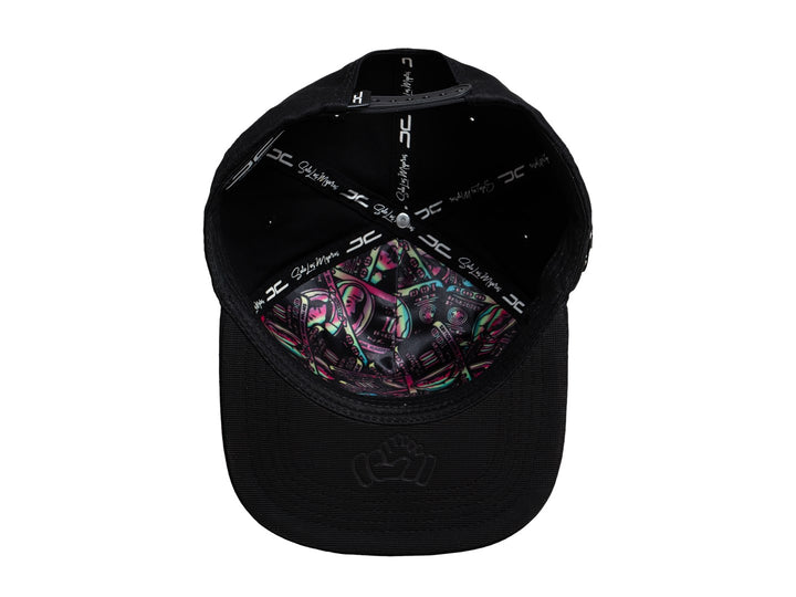 Gorra snapback color negro con visera plana y un parche bordado en el frente que muestra un apretón de manos.
