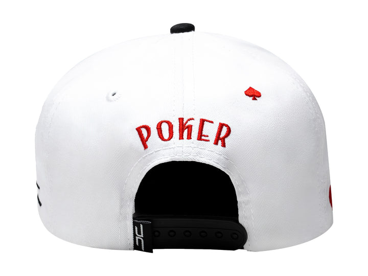 Gorra snapback blanca con visera negra y parche frontal con diseño de cartas de poker.