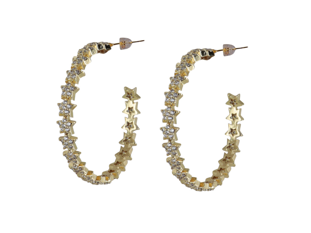 Par de aretes tipo aro dorados con diseño de estrellas incrustadas de brillantes.