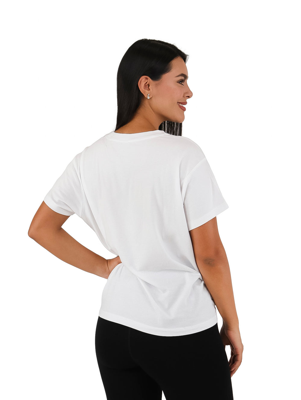 Mujer vistiendo camiseta blanca de manga corta con logotipo colorido de DKNY Sport.