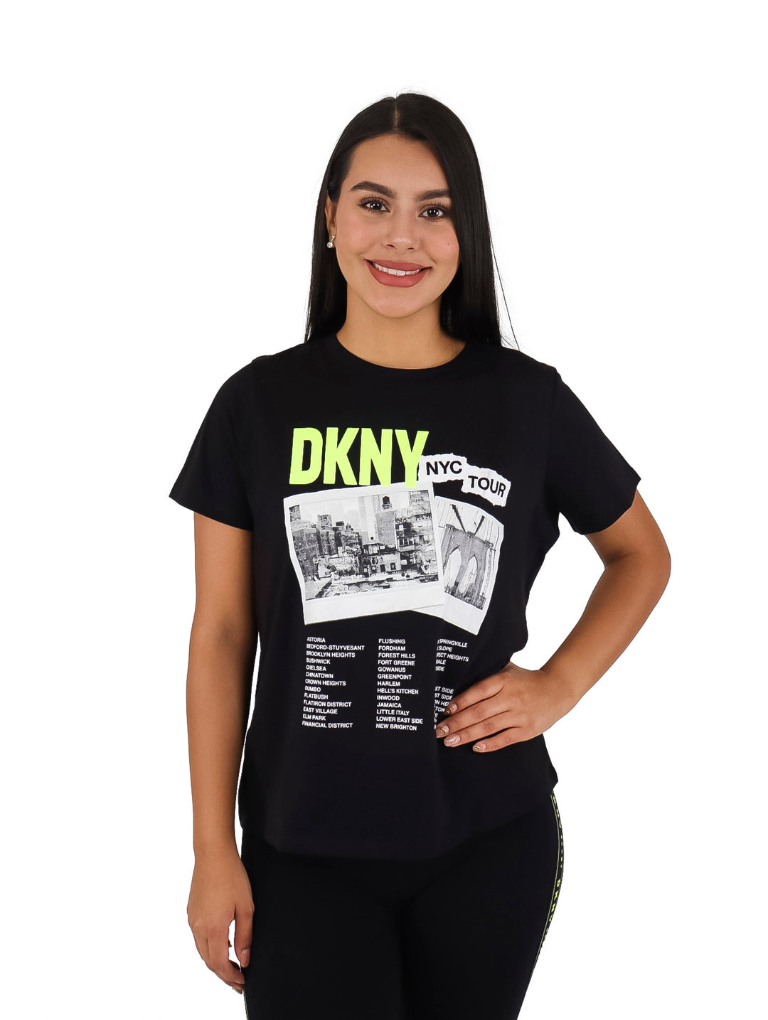 Camiseta negra de manga corta con estampado gráfico de New York City y letras DKNY en amarillo neón.