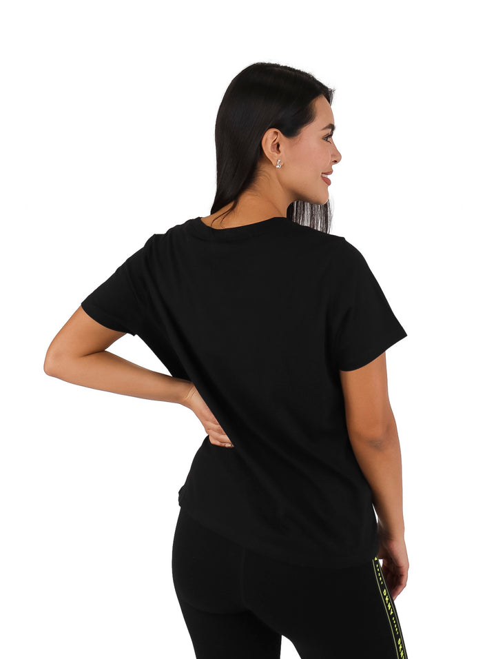 Camiseta negra de manga corta con estampado gráfico de New York City y letras DKNY en amarillo neón.