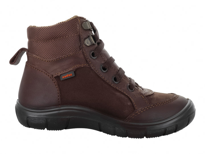 Bota casual para niña en color café con agujetas y suela oscura.