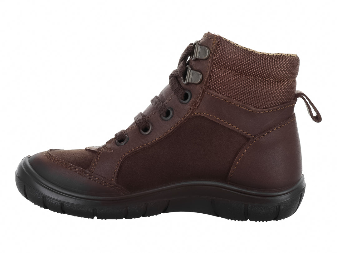 Bota casual para niña en color café con agujetas y suela oscura.