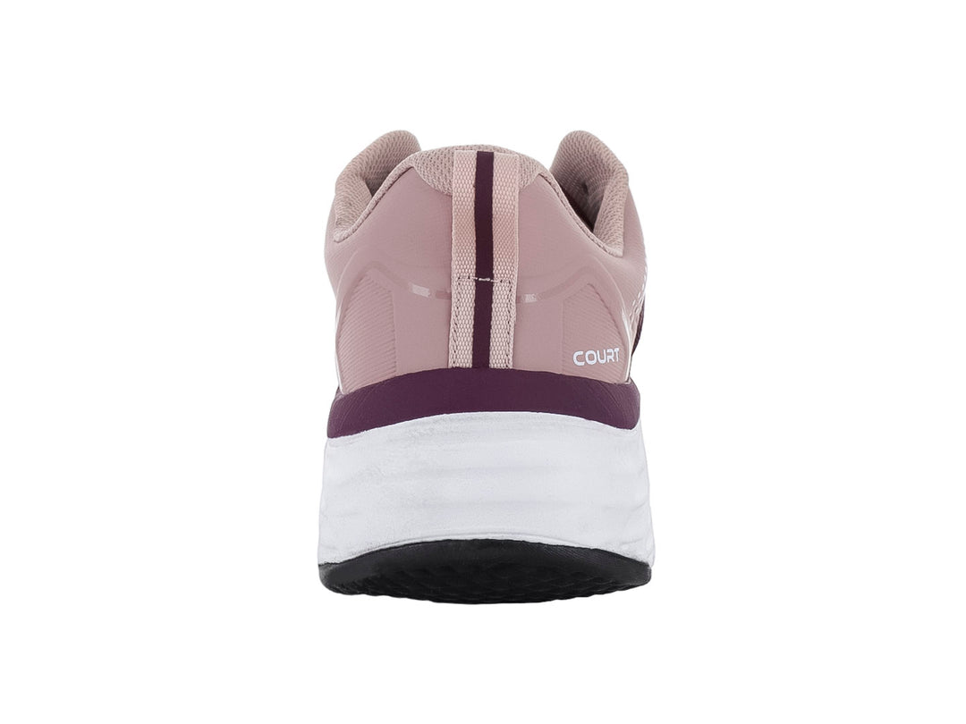 Tenis deportivos COURT color vino rosa con suela blanca y detalles de malla.