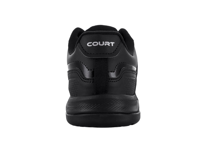 Zapato deportivo COURT de color negro con cordones y suela gruesa.