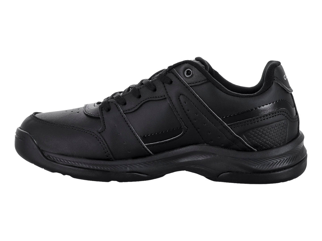 Zapato deportivo COURT de color negro con cordones y suela gruesa.