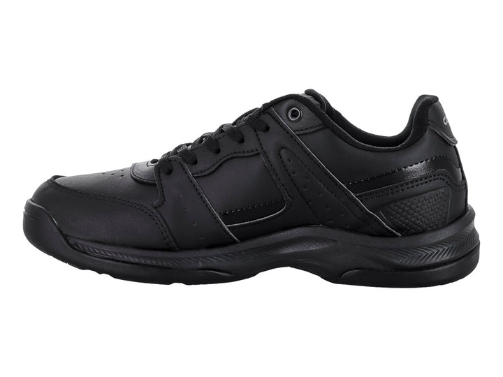 Zapato deportivo COURT de color negro con cordones y suela gruesa.
