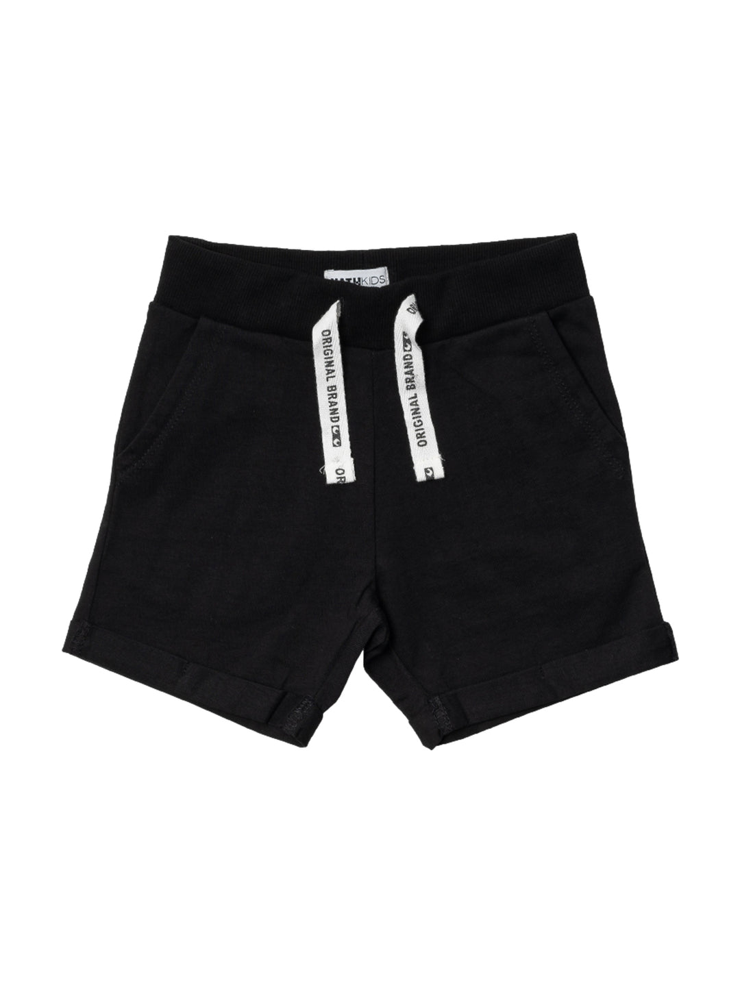 Bermuda color negro para niños con cordones blancos decorativos en la cintura.