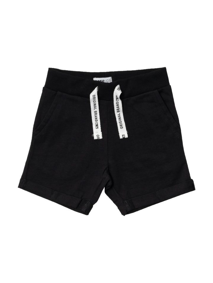 Bermuda color negro para niños con cordones blancos decorativos en la cintura.