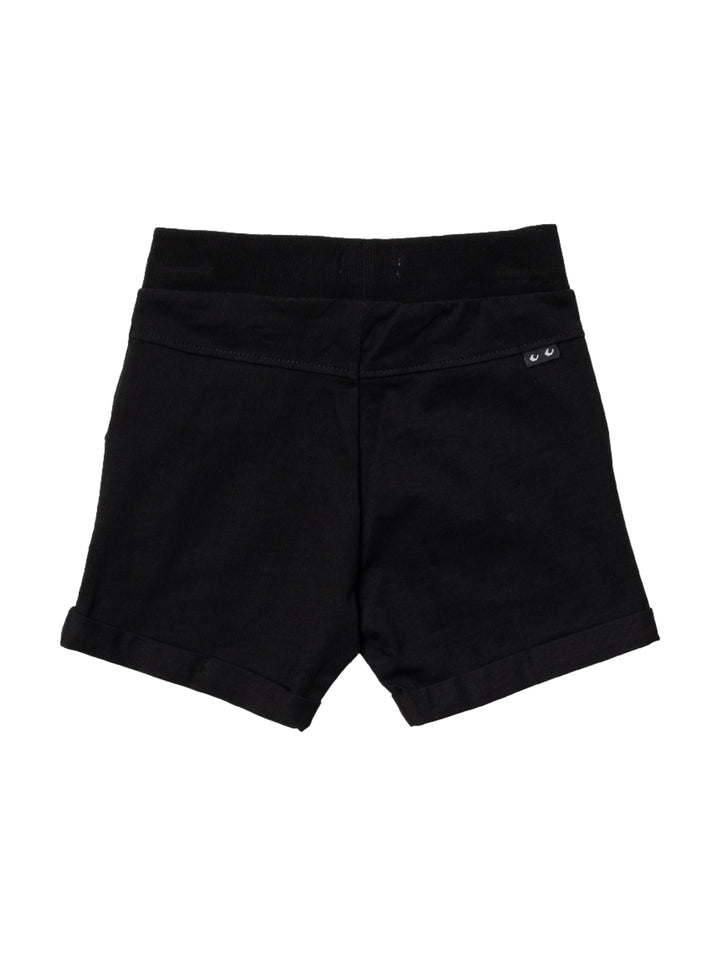 Bermuda color negro para niños con cordones blancos decorativos en la cintura.