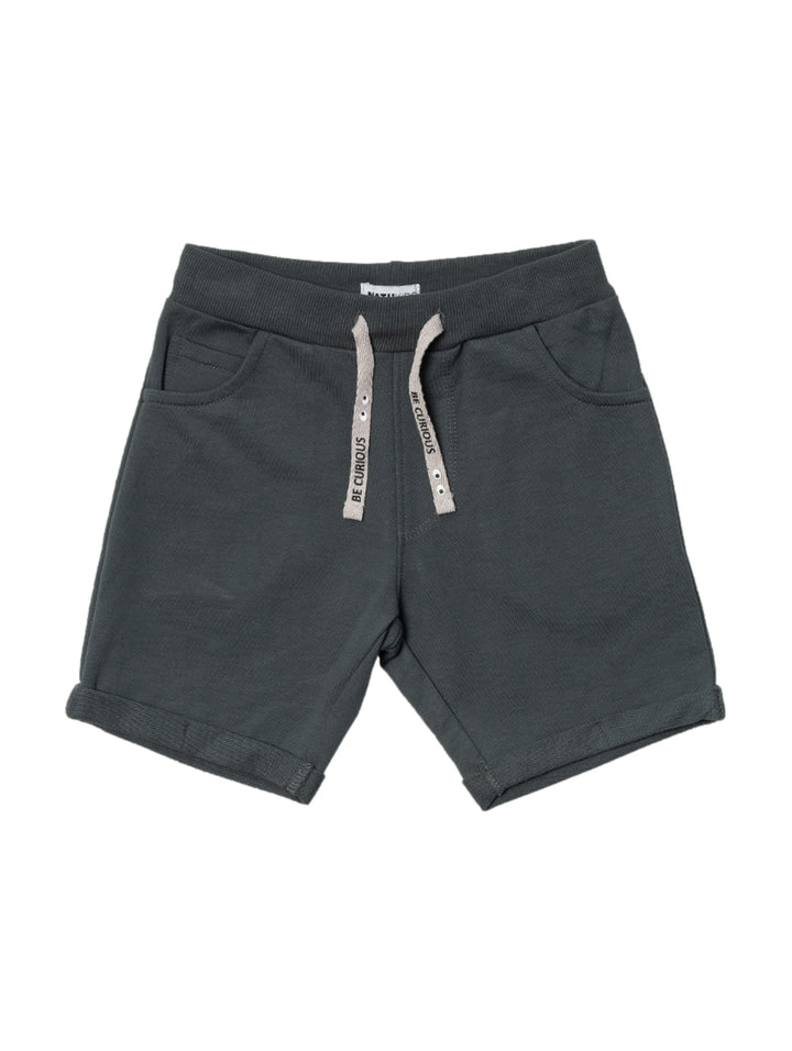 Bermuda color gris para niño con cintura elástica y cordones decorativos.