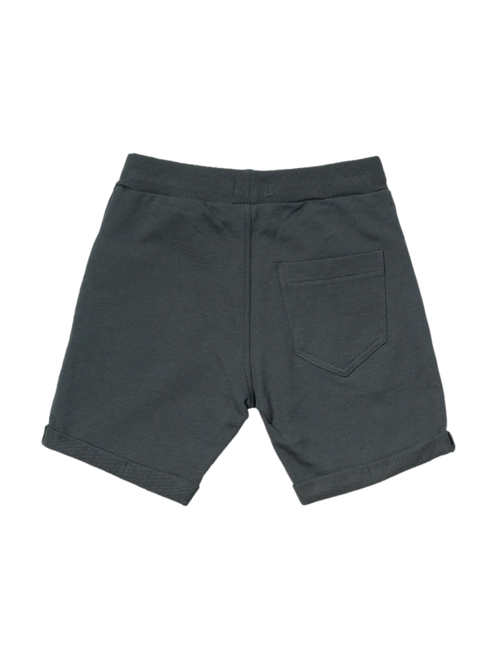 Bermuda color gris para niño con cintura elástica y cordones decorativos.