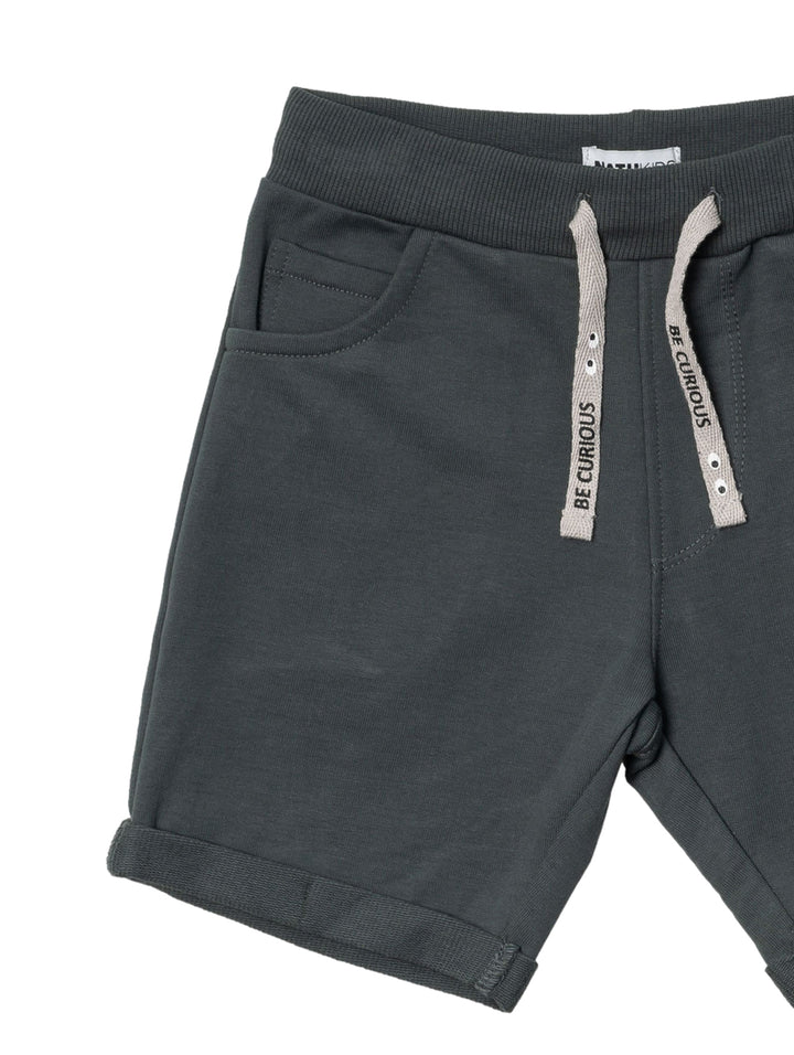 Bermuda color gris para niño con cintura elástica y cordones decorativos.