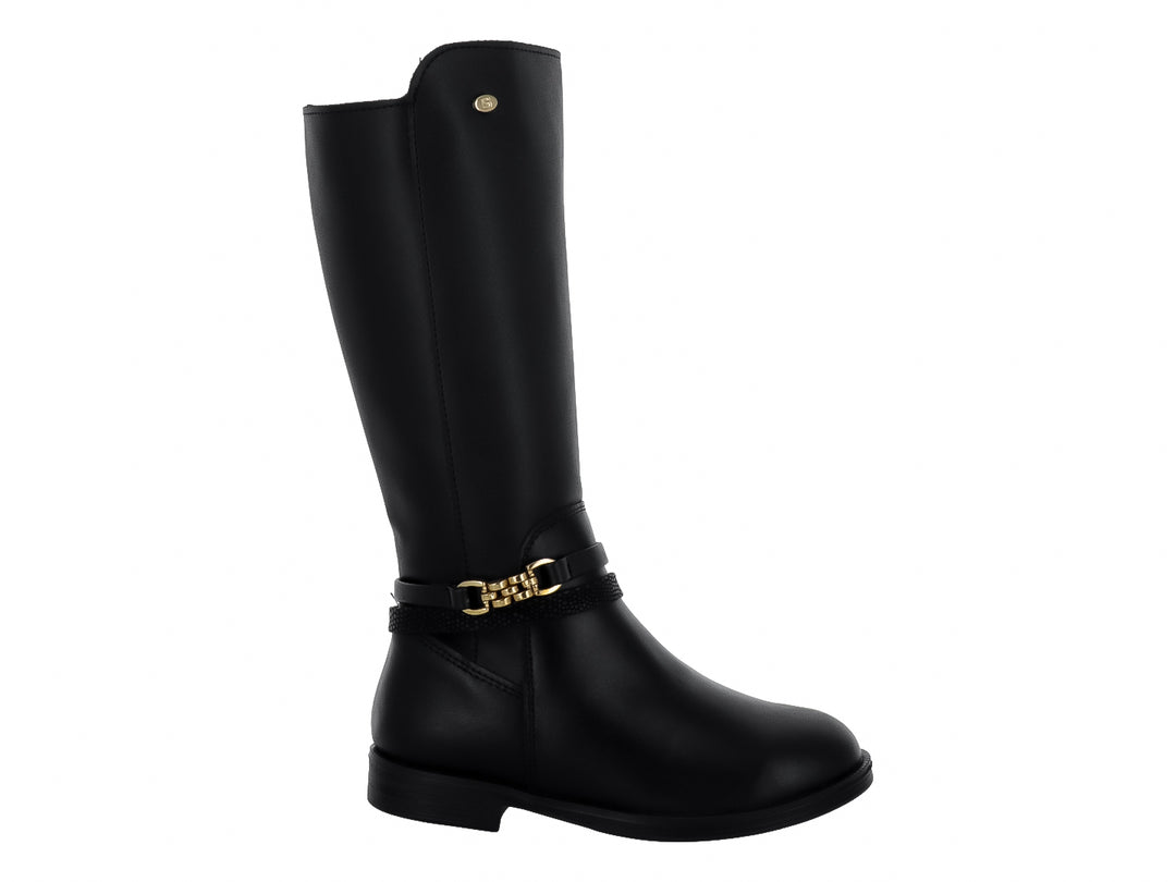 Bota alta de color negro con detalle de hebilla dorada en el tobillo.