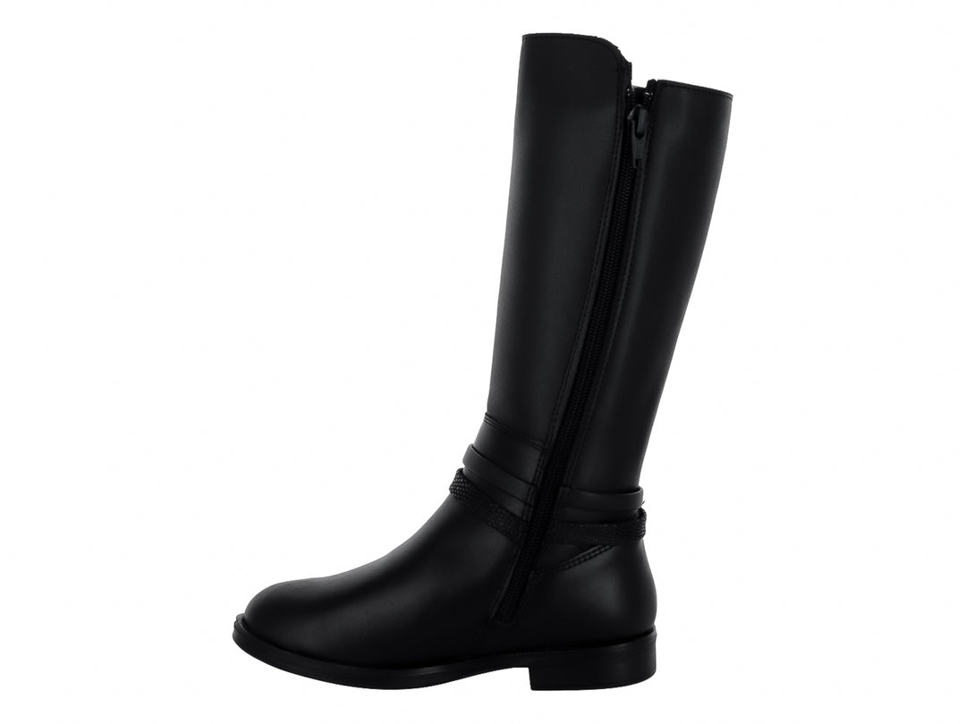 Bota alta de color negro con detalle de hebilla dorada en el tobillo.