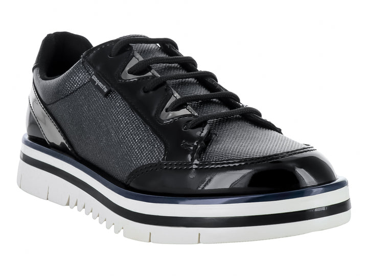 Tenis negros Coqueta con detalles en charol brillante y suela blanca ancha.